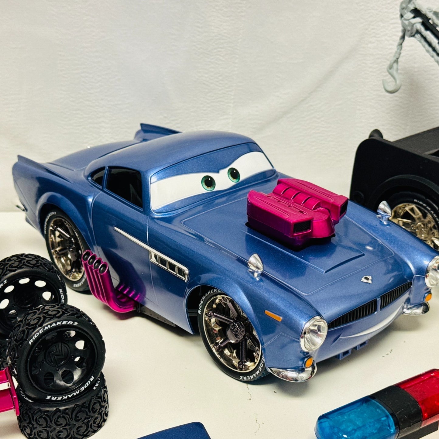 Disney Pixar Cars - RIDEMAKERZ RC REMOTE CONTROL FINN & STEALTH MATER 1:18 Scale