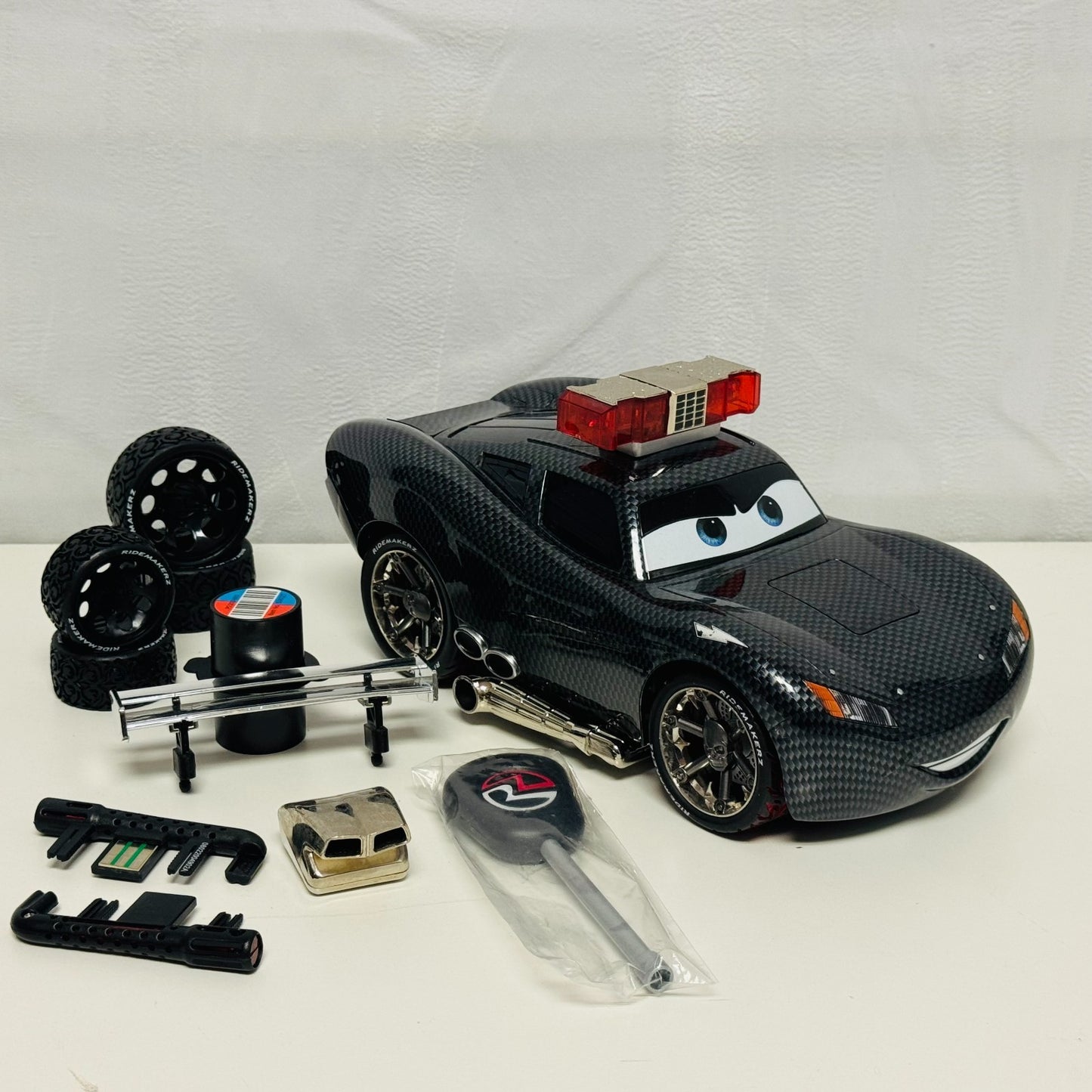 Disney Pixar Cars - RIDEMAKERZ LIGHTS & SOUNDS CARBON FIBER MCQUEEN - 1:18 Scale