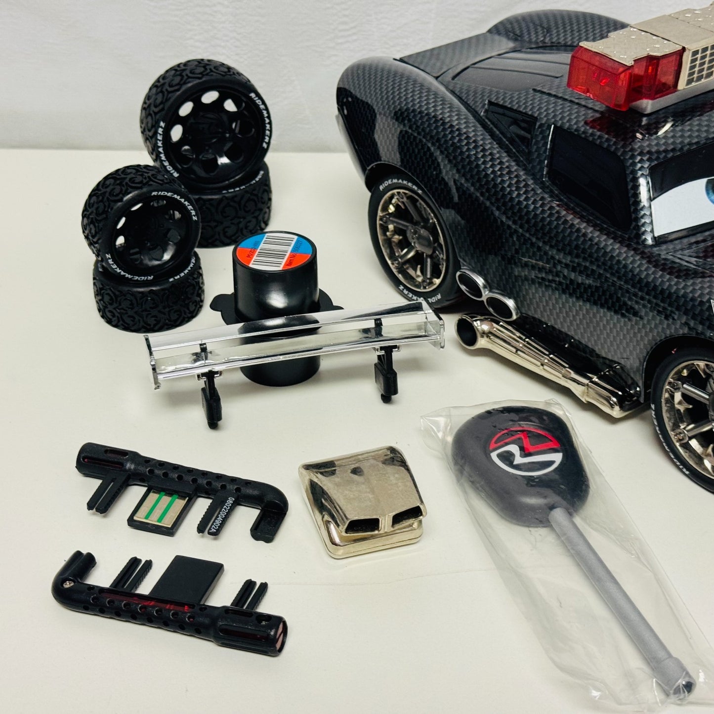 Disney Pixar Cars - RIDEMAKERZ LIGHTS & SOUNDS CARBON FIBER MCQUEEN - 1:18 Scale