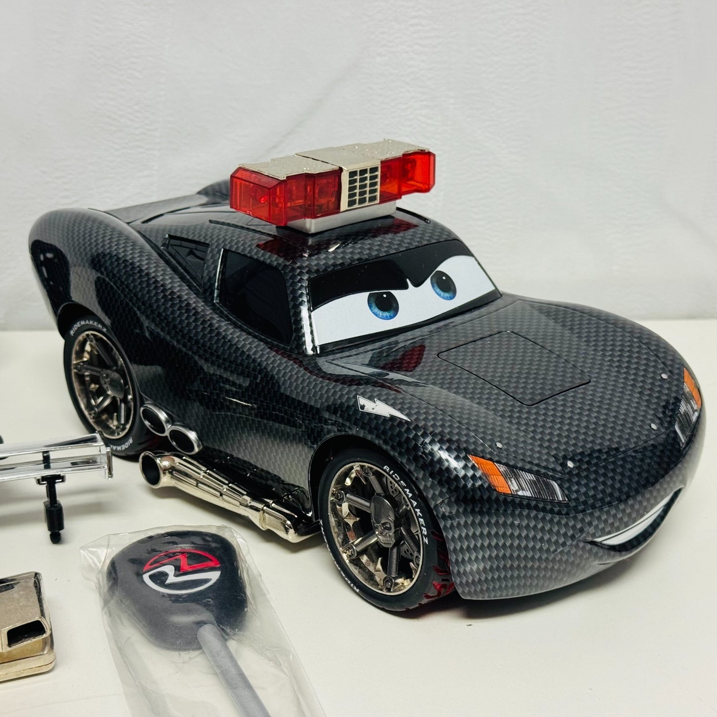 Disney Pixar Cars - RIDEMAKERZ LIGHTS & SOUNDS CARBON FIBER MCQUEEN - 1:18 Scale