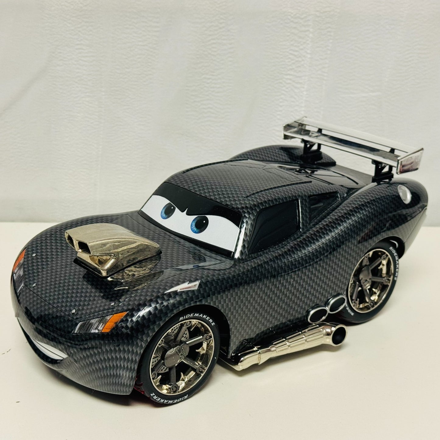 Disney Pixar Cars - RIDEMAKERZ LIGHTS & SOUNDS CARBON FIBER MCQUEEN - 1:18 Scale