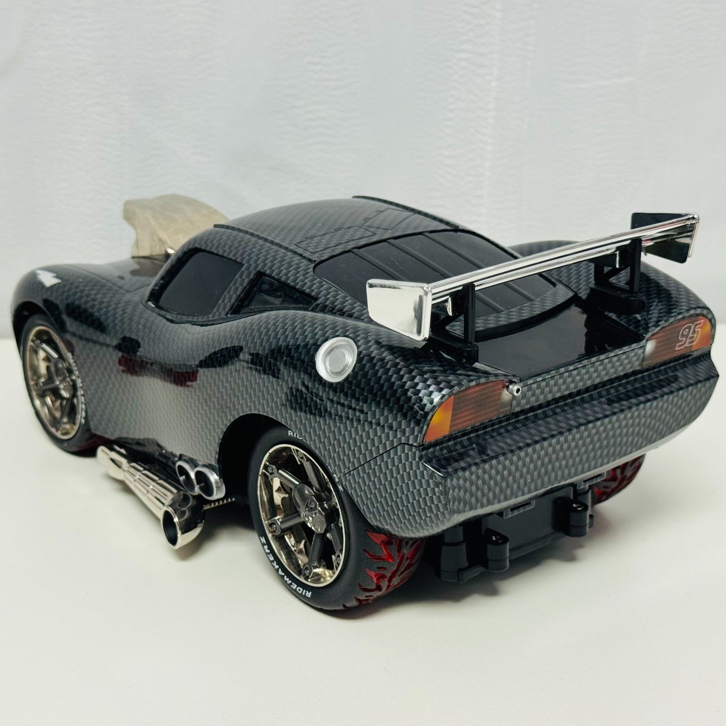 Disney Pixar Cars - RIDEMAKERZ LIGHTS & SOUNDS CARBON FIBER MCQUEEN - 1:18 Scale