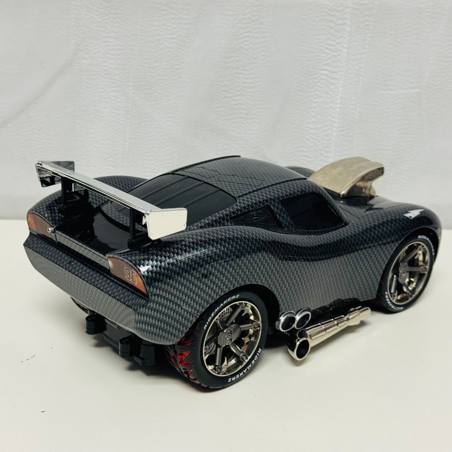 Disney Pixar Cars - RIDEMAKERZ LIGHTS & SOUNDS CARBON FIBER MCQUEEN - 1:18 Scale