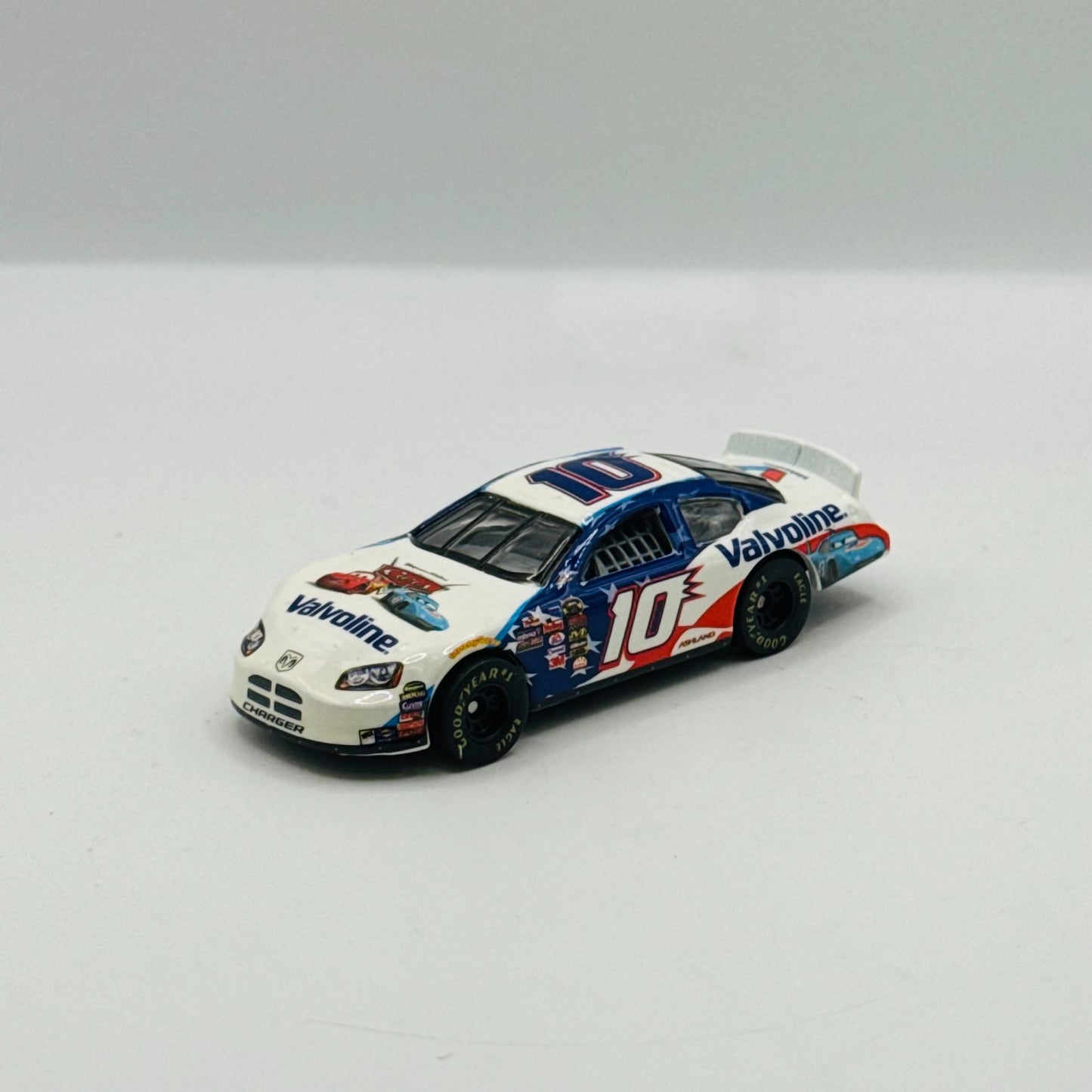 Hot Wheels - DISNEY PIXAR CARS VALVOLINE NASCAR 2006 - 1:64 Diecast