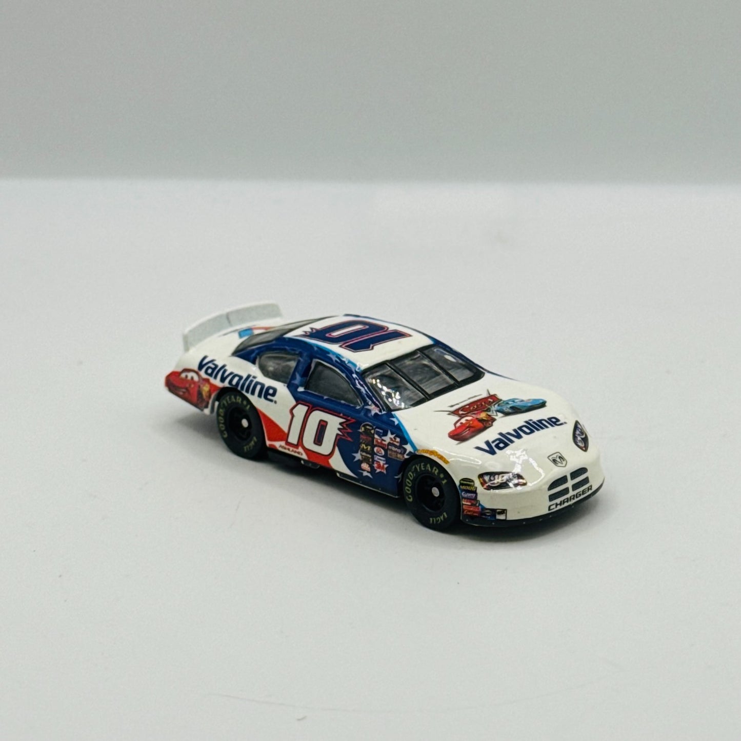 Hot Wheels - DISNEY PIXAR CARS VALVOLINE NASCAR 2006 - 1:64 Diecast
