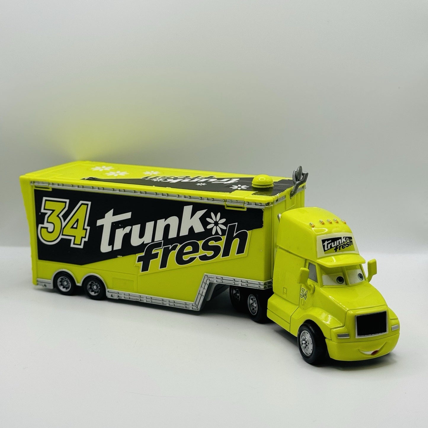 Disney Pixar Cars - TRUNK FRESH HAULER 2009 - 1:55 Diecast