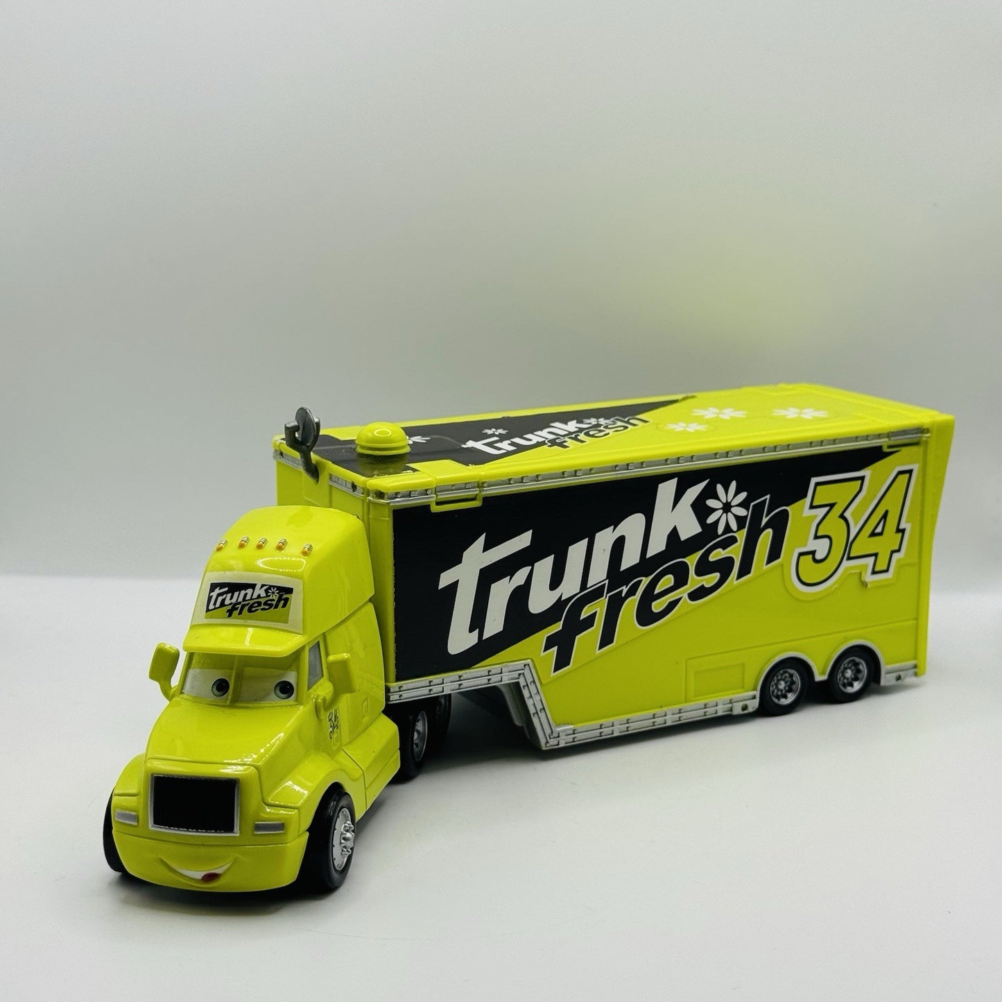 Disney Pixar Cars - TRUNK FRESH HAULER 2009 - 1:55 Diecast