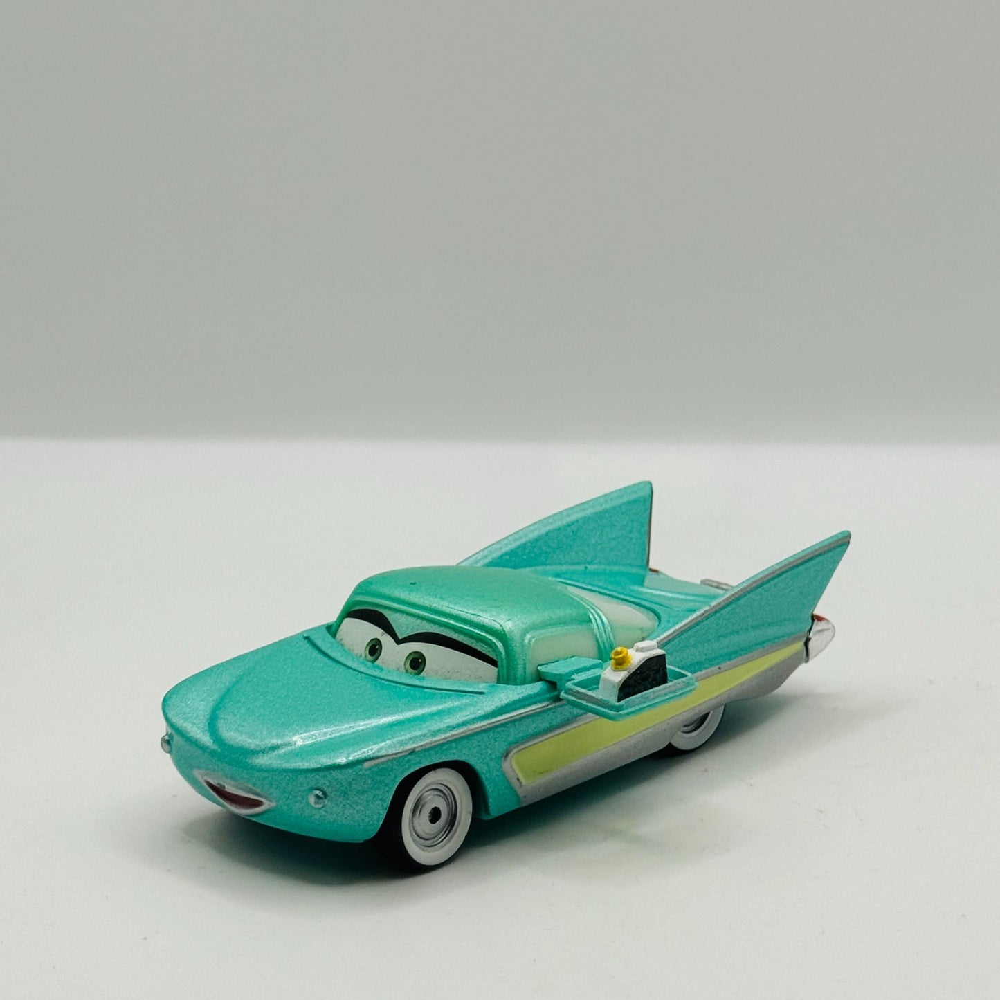 Disney Pixar Cars - PIT CREW MEMBER FLO WITH TRAY 2015 - 1:55 Diecast
