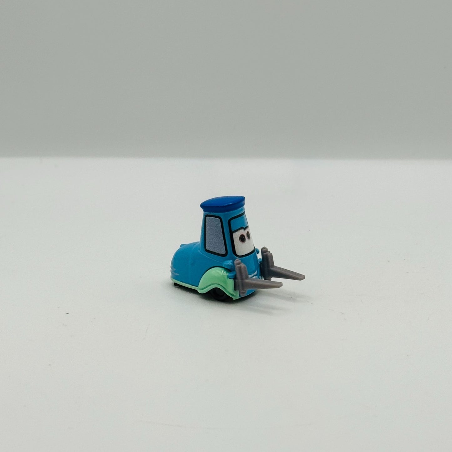 Disney Pixar Cars - GUIDO FORKLIFT *China* 2026 - 1:55 Diecast *NEW OUT OF BOX*
