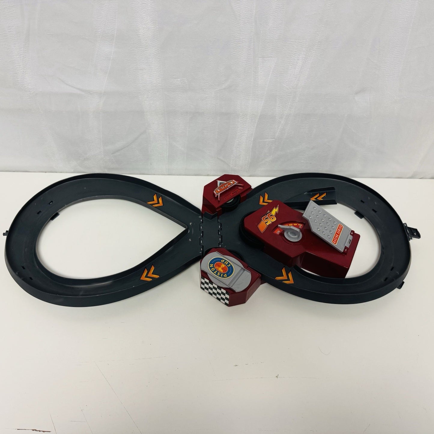Disney Pixar Cars - PISTON CUP LIGHTNING FAST SPEEDWAY *WORKING* - 1:55 Scale