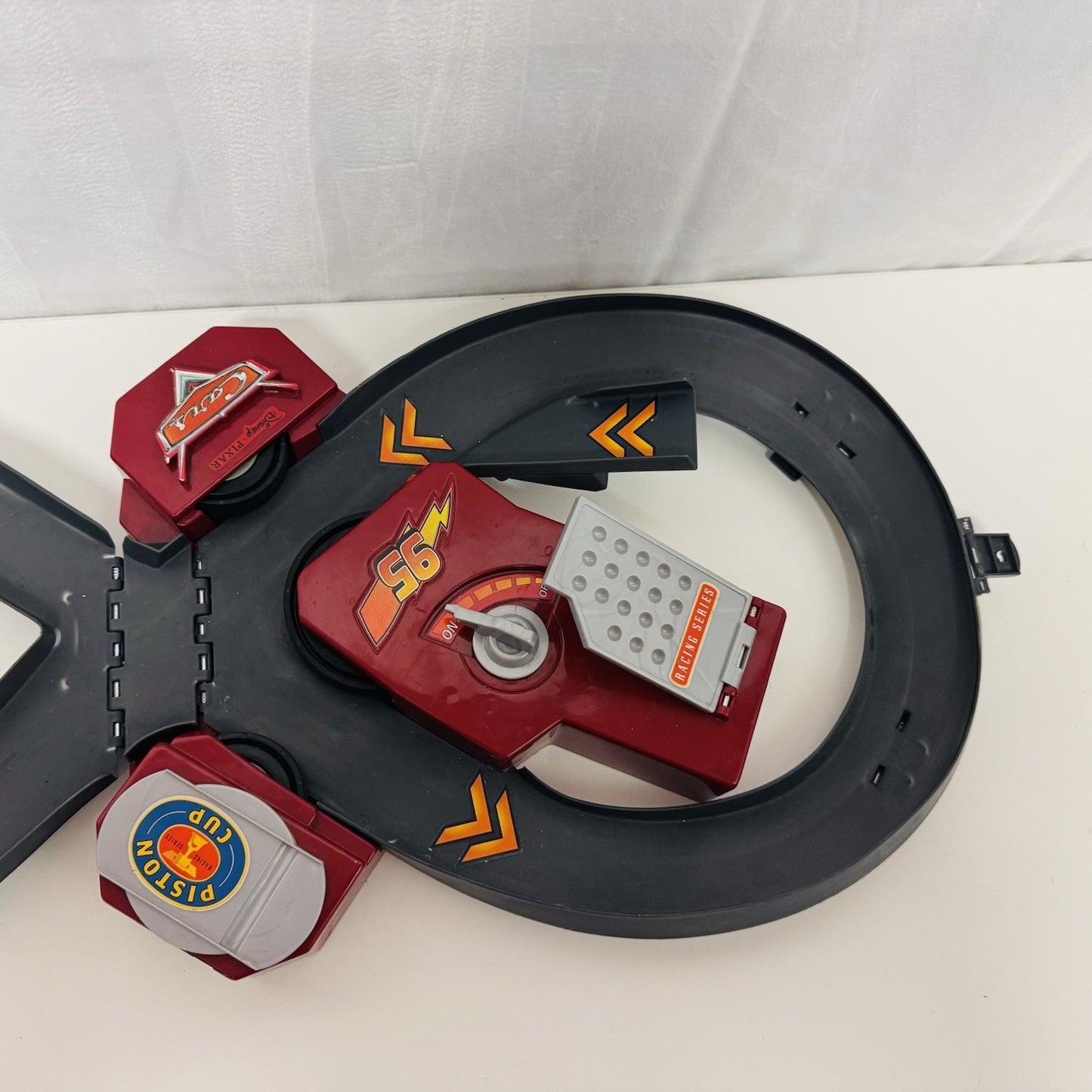 Disney Pixar Cars - PISTON CUP LIGHTNING FAST SPEEDWAY *WORKING* - 1:55 Scale