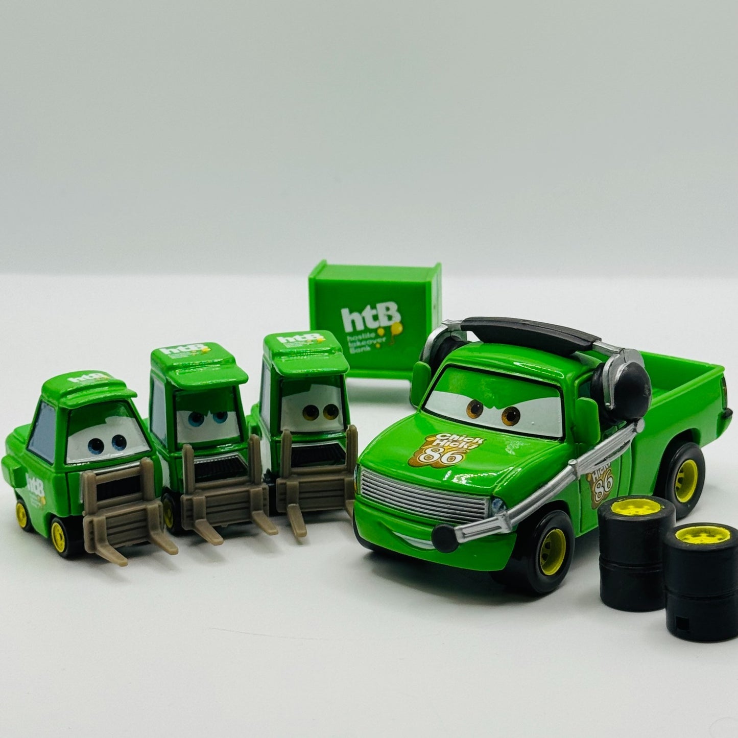 Disney Pixar Cars - CHICK HICKS TEAM HTB CREW CHIEF PITTYS BRUISER- 1:55 Diecast