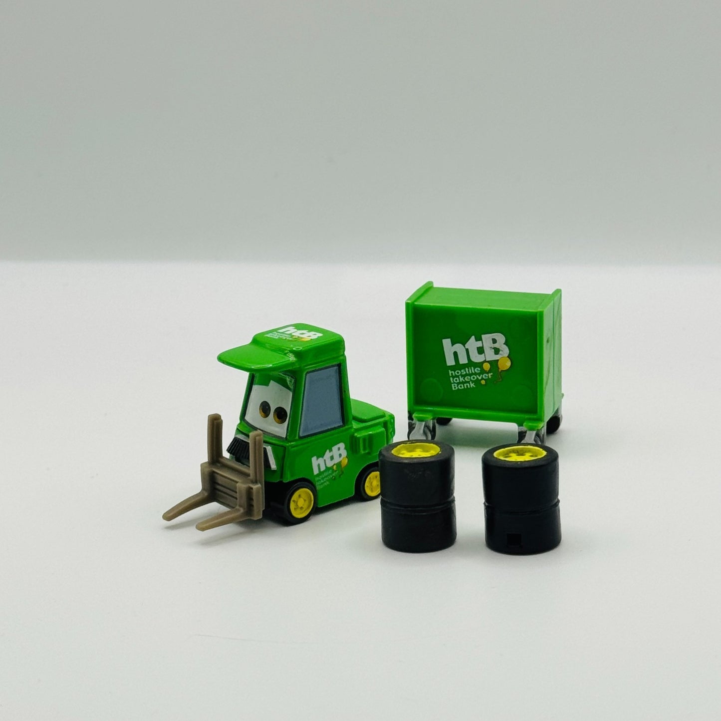 Disney Pixar Cars - CHICK HICKS TEAM HTB CREW CHIEF PITTYS BRUISER- 1:55 Diecast
