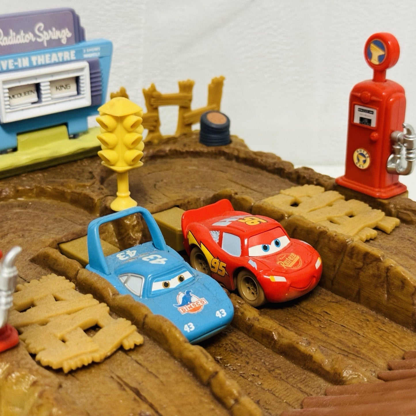 Disney Pixar Cars - Mini Adventures DRIVE-IN DRAGSTRIP THEATRE SCREEN 2008