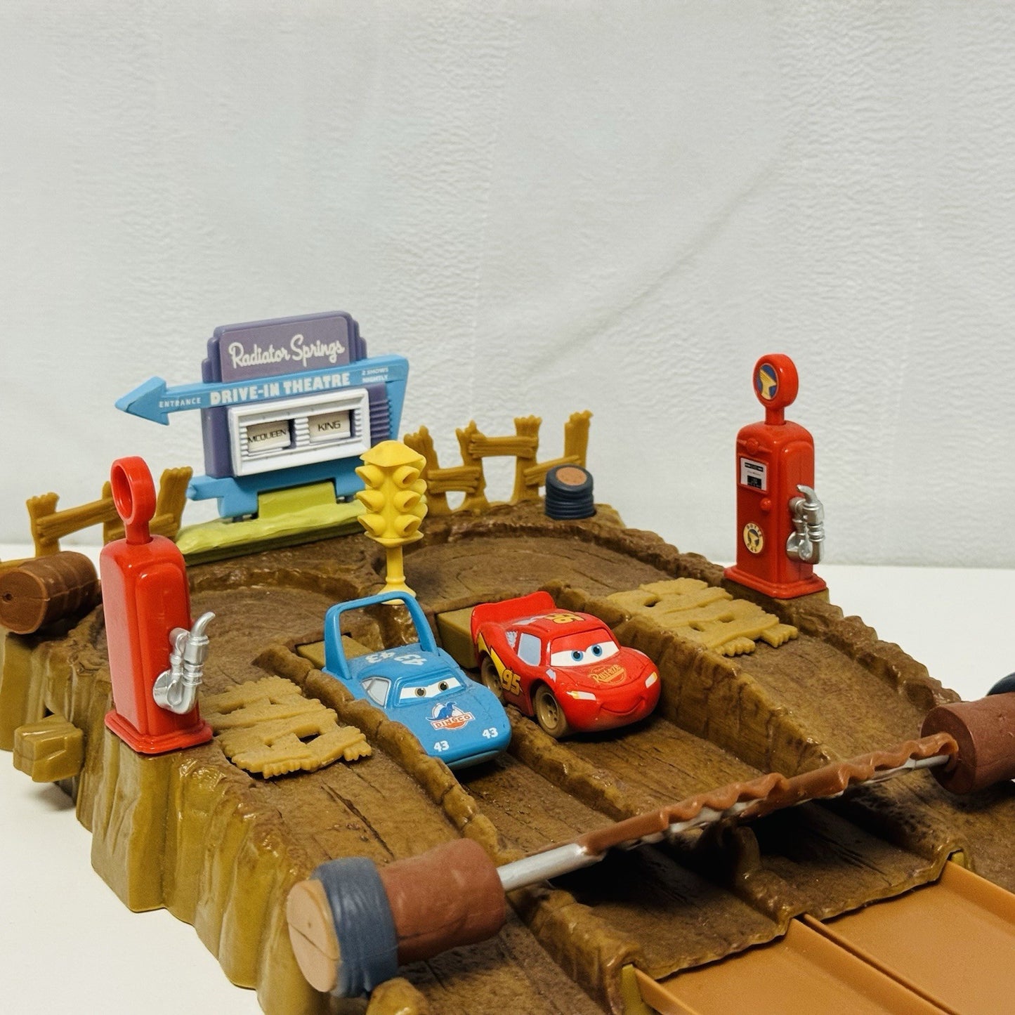 Disney Pixar Cars - Mini Adventures DRIVE-IN DRAGSTRIP THEATRE SCREEN 2008