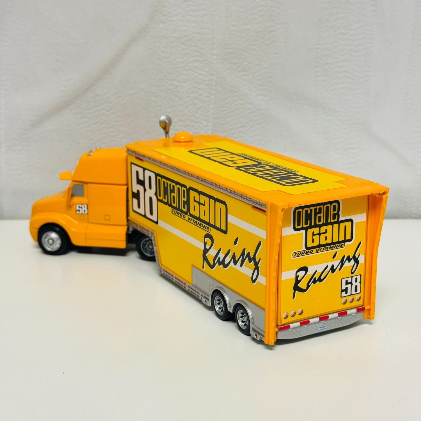 Disney Pixar Cars - OCTANE GAIN HAULER 2009 *Slight Discoloration*- 1:55 Diecast