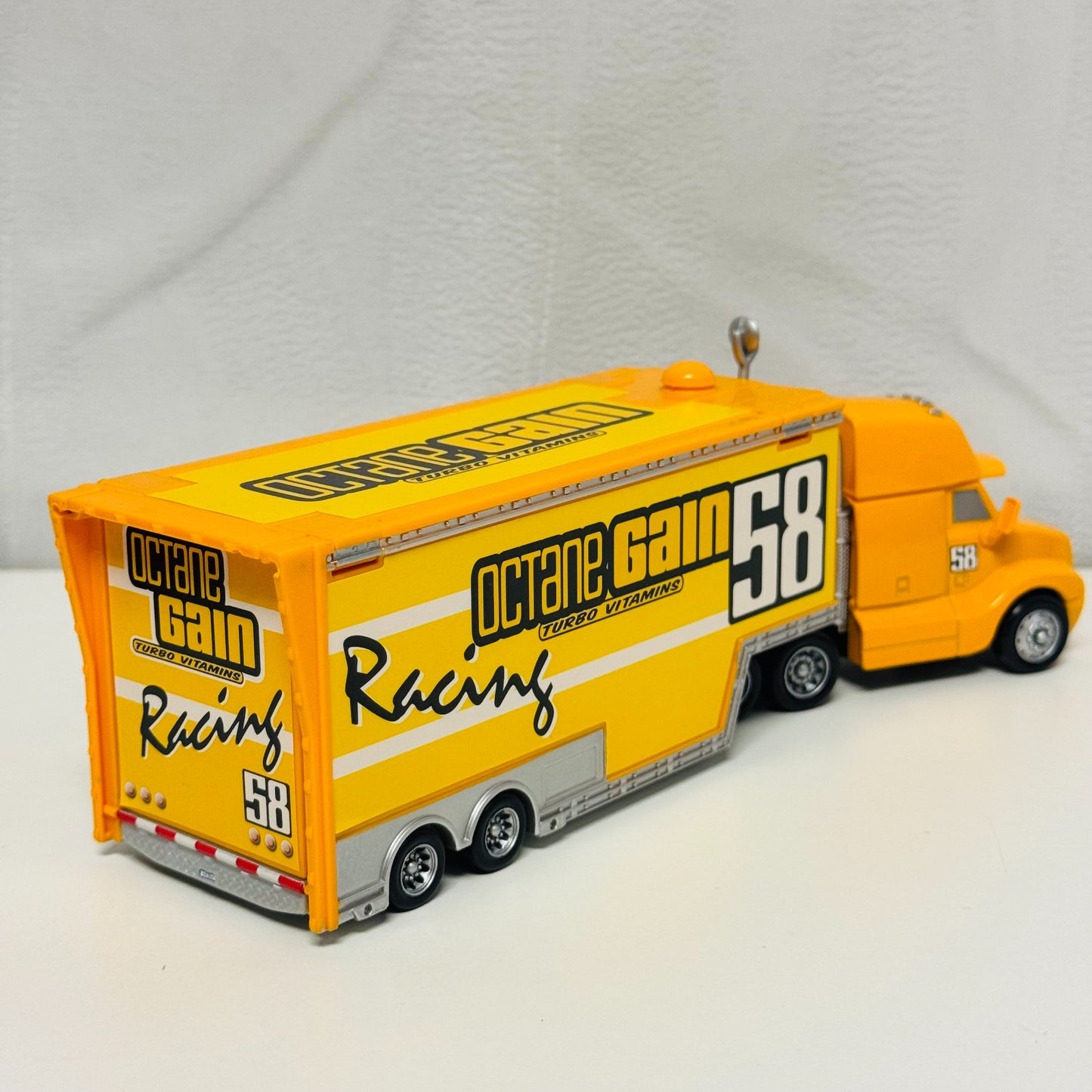 Disney Pixar Cars - OCTANE GAIN HAULER 2009 *Slight Discoloration*- 1:55 Diecast