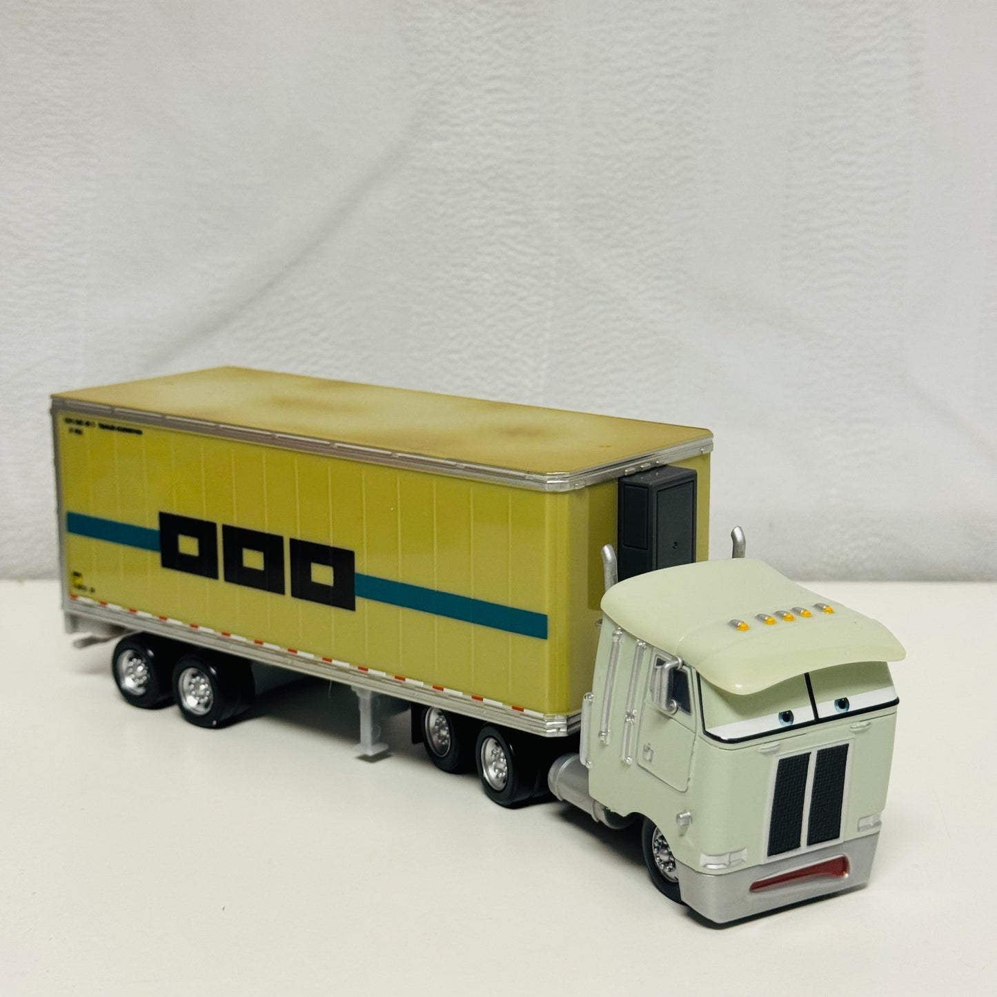 Disney Pixar Cars - BEN CRANKLESHAFT HAULER 2010 - 1:55 Diecast