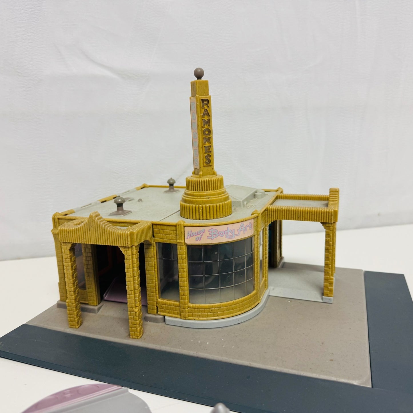 Disney Pixar Cars RADIATOR SPRINGS RAMONE'S HOUSE OF BODY ART SHOP 1:55 Diecast