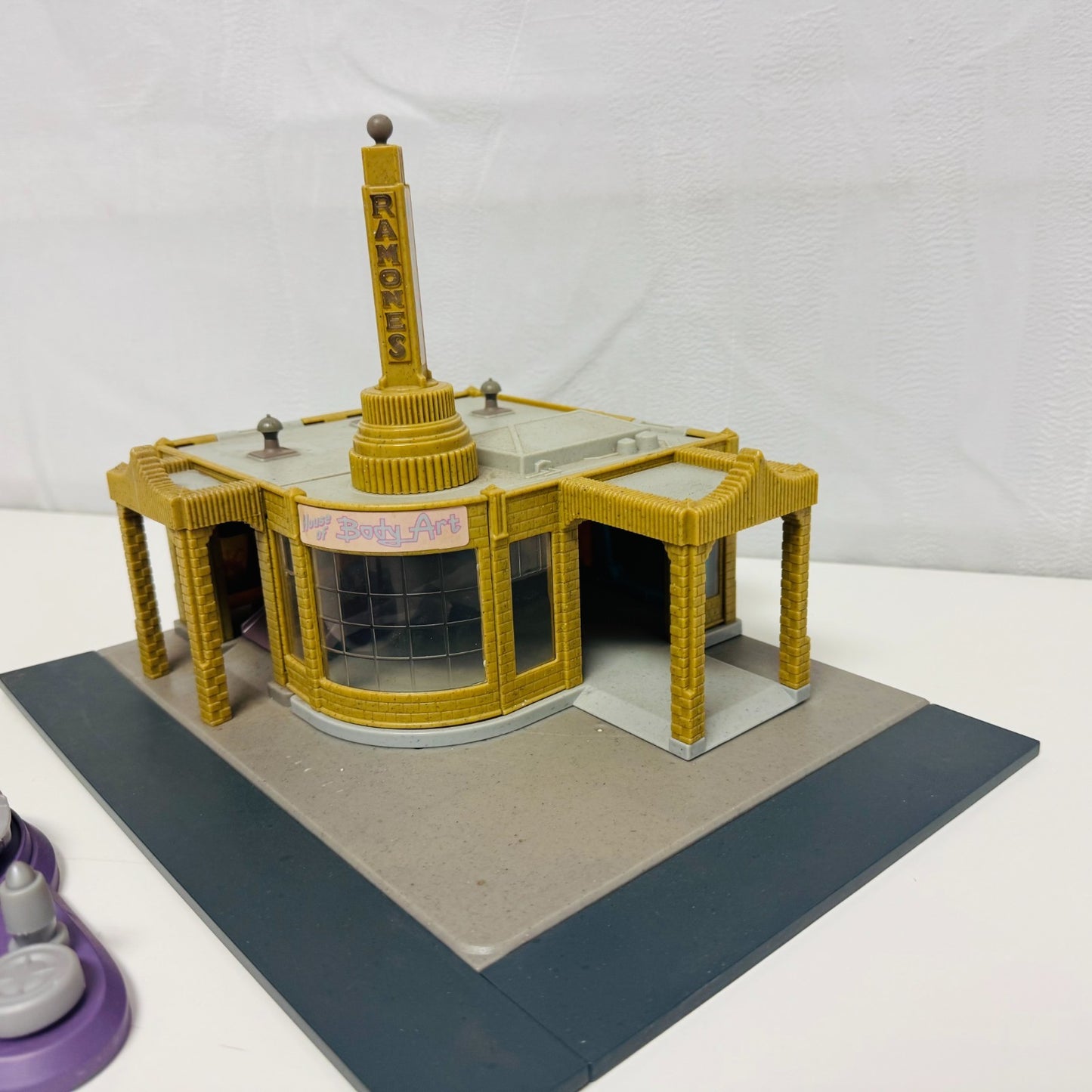 Disney Pixar Cars RADIATOR SPRINGS RAMONE'S HOUSE OF BODY ART SHOP 1:55 Diecast