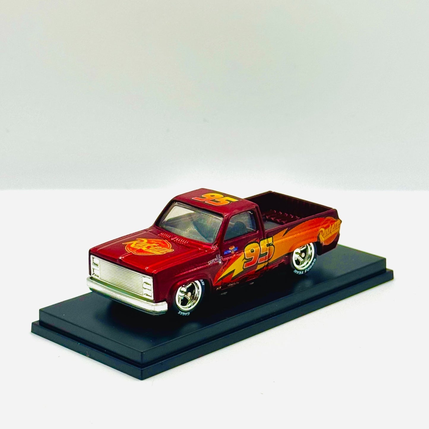 Hot Wheels - MCQUEEN CHEVY SILVERADO TRUCK DISNEY PIXAR CARS Custom 1:64 Diecast