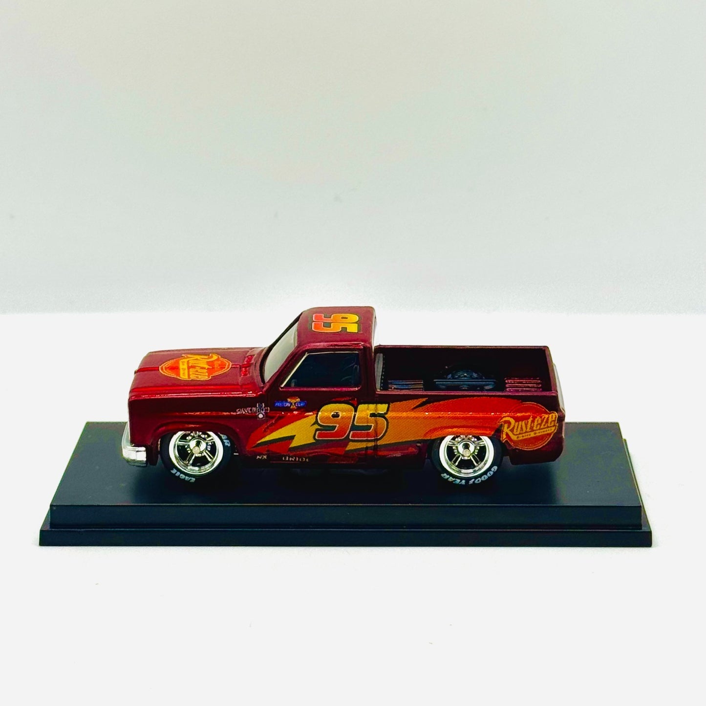 Hot Wheels - MCQUEEN CHEVY SILVERADO TRUCK DISNEY PIXAR CARS Custom 1:64 Diecast