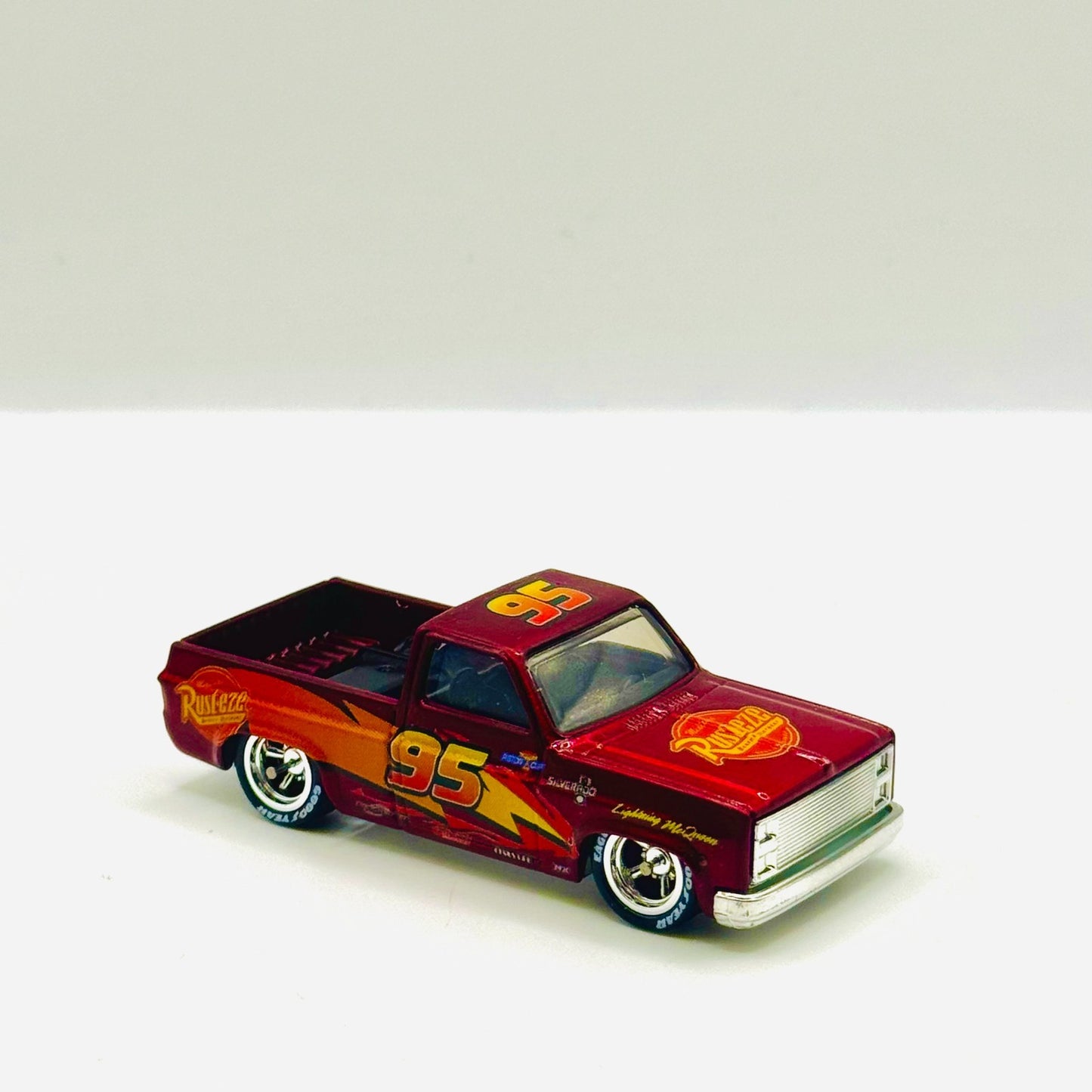 Hot Wheels - MCQUEEN CHEVY SILVERADO TRUCK DISNEY PIXAR CARS Custom 1:64 Diecast
