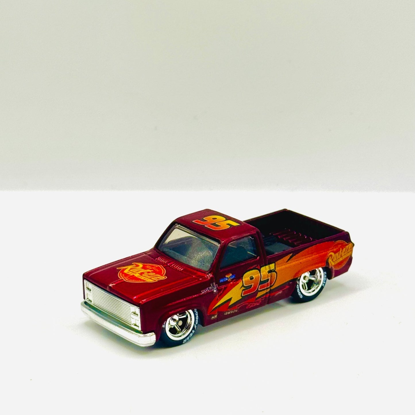 Hot Wheels - MCQUEEN CHEVY SILVERADO TRUCK DISNEY PIXAR CARS Custom 1:64 Diecast