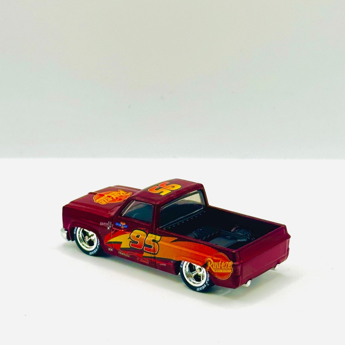 Hot Wheels - MCQUEEN CHEVY SILVERADO TRUCK DISNEY PIXAR CARS Custom 1:64 Diecast