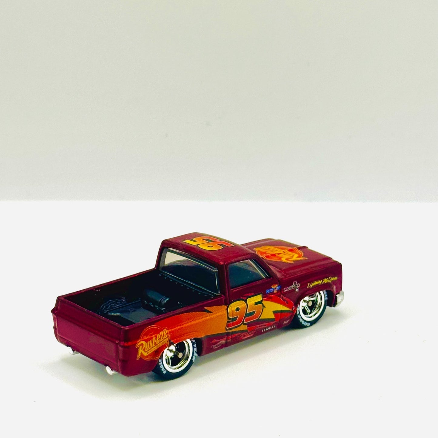 Hot Wheels - MCQUEEN CHEVY SILVERADO TRUCK DISNEY PIXAR CARS Custom 1:64 Diecast