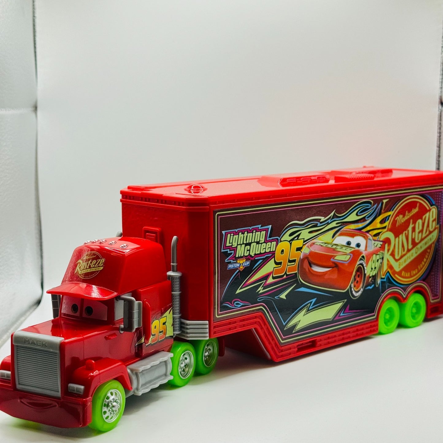 Disney Pixar Cars - GLOW RACERS MACK HAULER TRANSFORMING Playset - 1:55 Scale