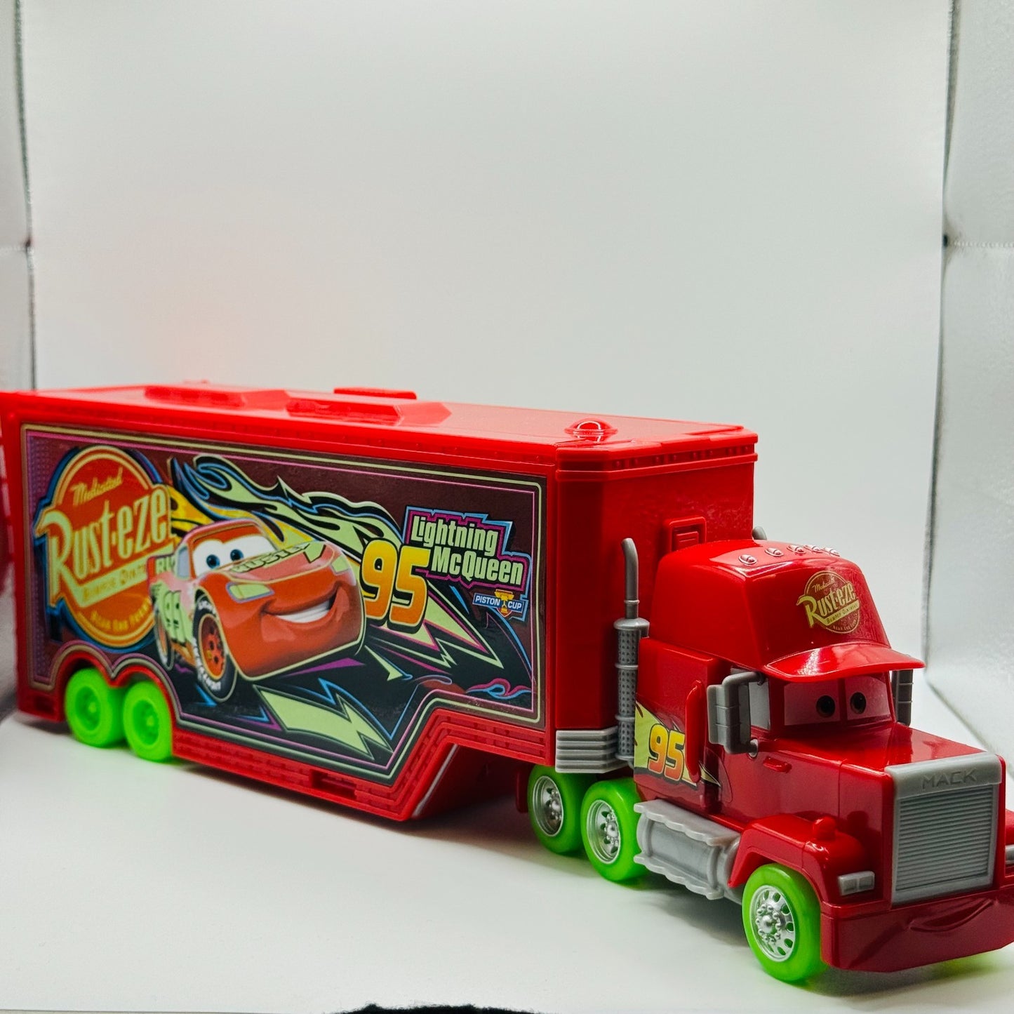 Disney Pixar Cars - GLOW RACERS MACK HAULER TRANSFORMING Playset - 1:55 Scale