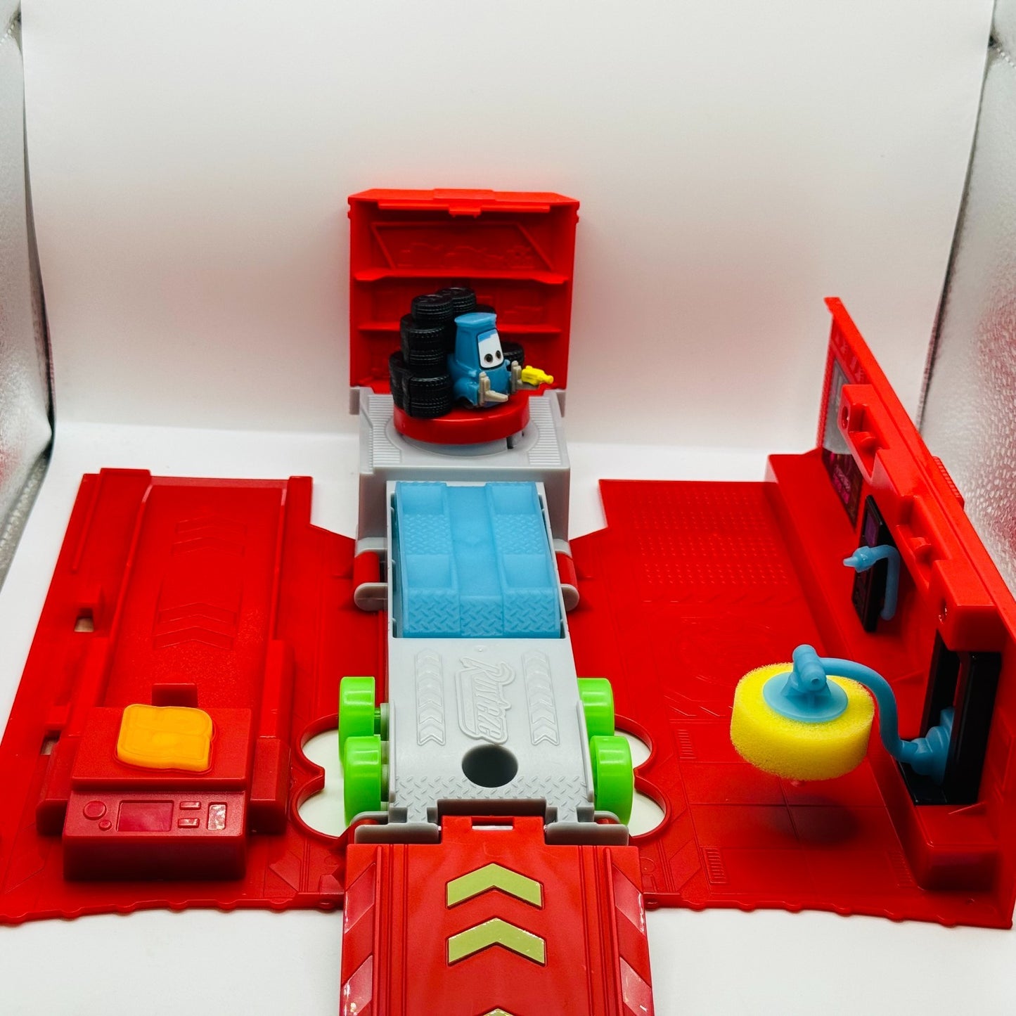 Disney Pixar Cars - GLOW RACERS MACK HAULER TRANSFORMING Playset - 1:55 Scale