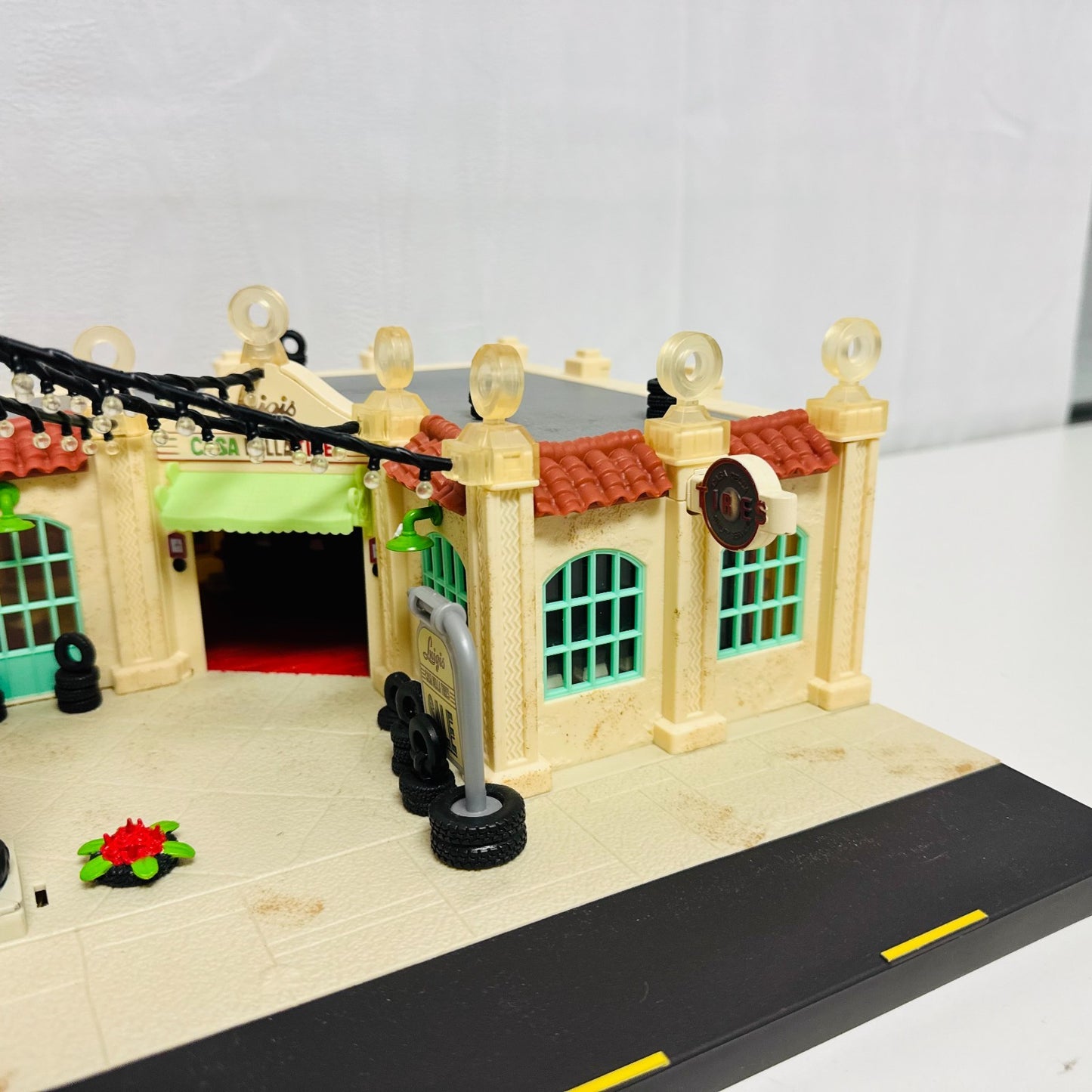 Disney Pixar Cars PRECISION SERIES LUIGI'S CASA DELLA TIRES Lights 1:55 Diecast