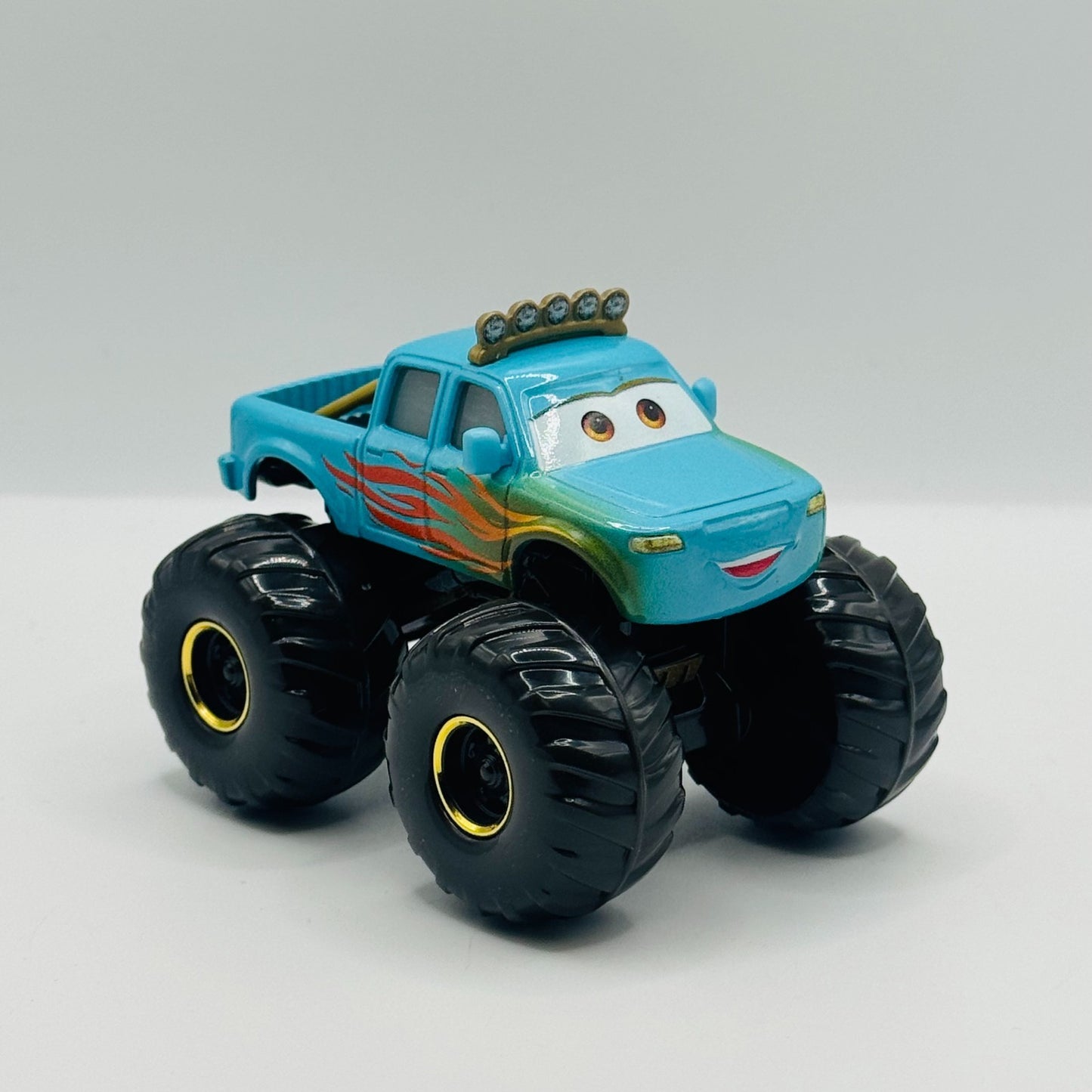 Disney Pixar Cars - IVY *Deluxe* On The Road - 1:55 Diecast *NEW OUT OF BOX*
