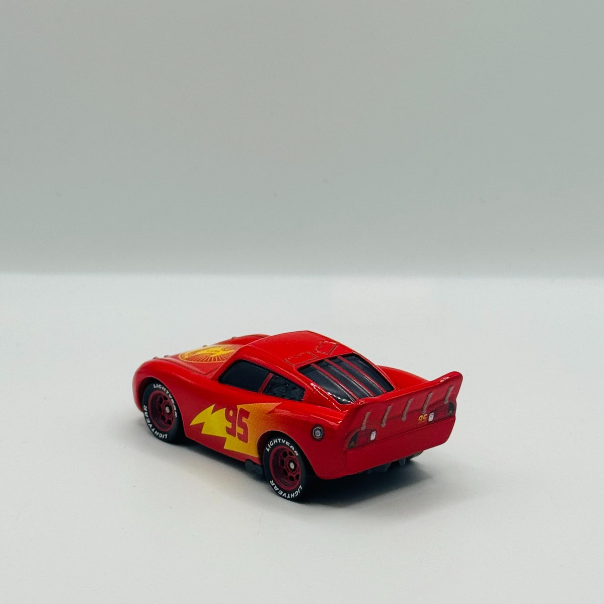 Disney Pixar Cars - ROAD TRIP LIGHTNING MCQUEEN - 1:55 Diecast *NEW OUT OF BOX*