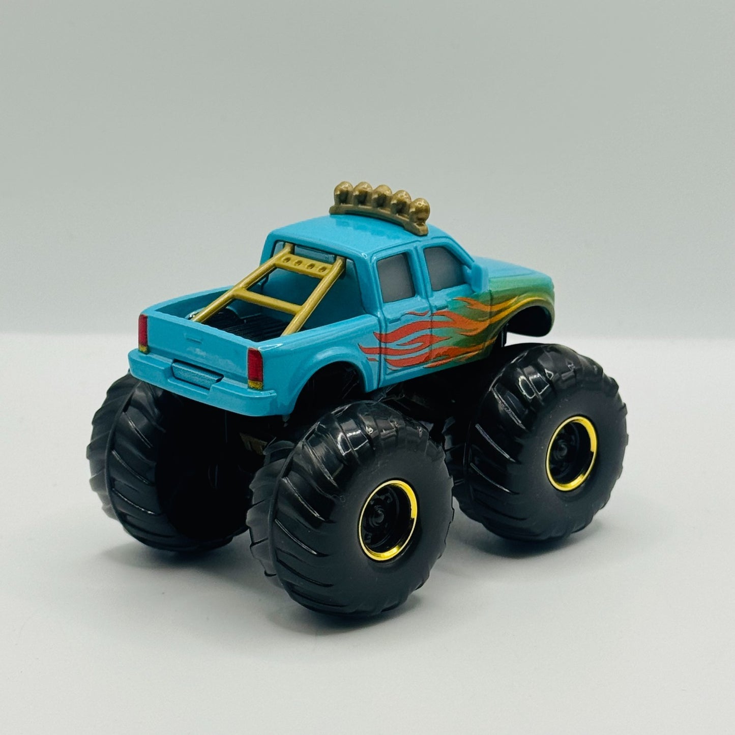 Disney Pixar Cars - IVY *Deluxe* On The Road - 1:55 Diecast *NEW OUT OF BOX*