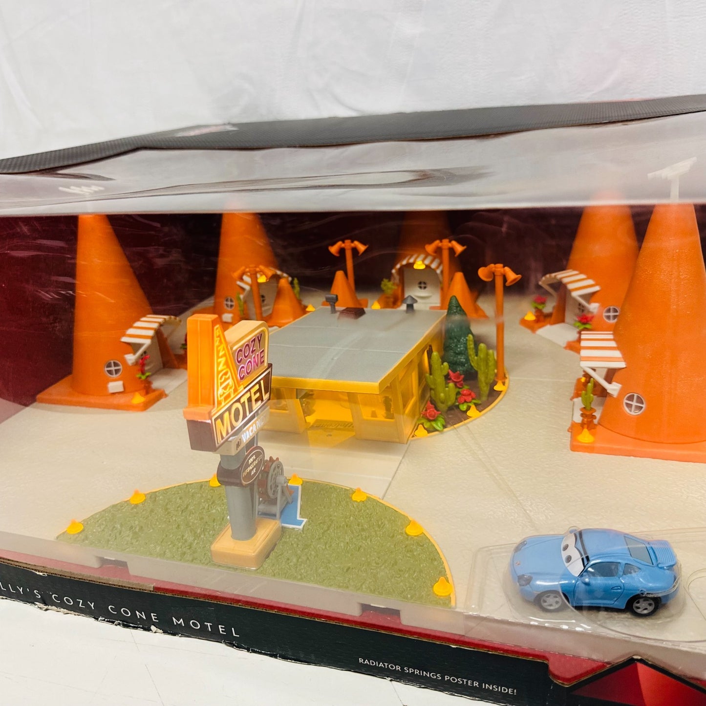 Disney Pixar Cars PRECISION SERIES SALLY'S COZY CONE MOTEL Light Up 1:55 Diecast