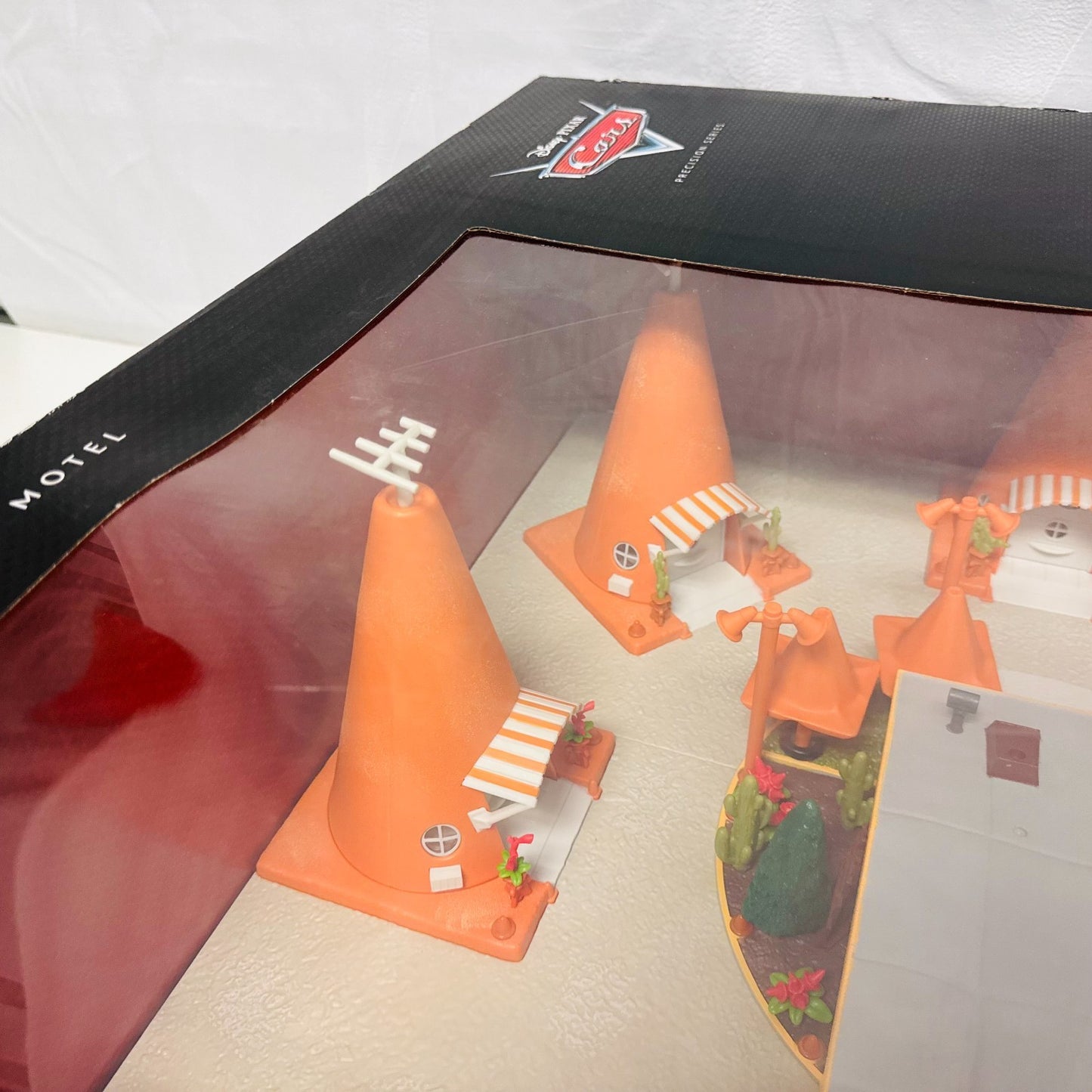 Disney Pixar Cars PRECISION SERIES SALLY'S COZY CONE MOTEL Light Up 1:55 Diecast