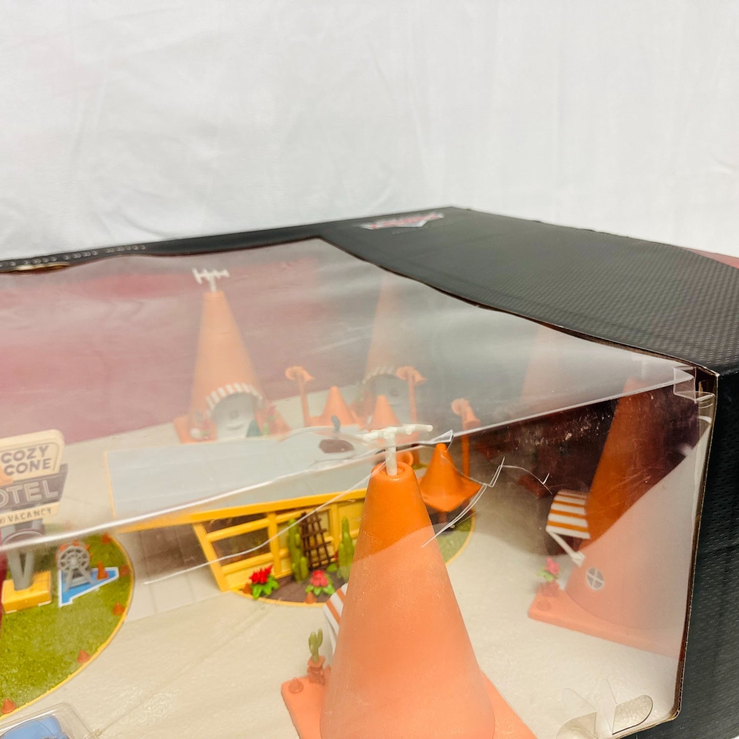 Disney Pixar Cars PRECISION SERIES SALLY'S COZY CONE MOTEL Light Up 1:55 Diecast