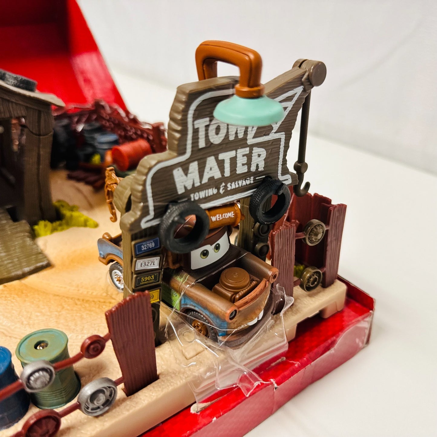 Disney Pixar Cars PRECISION SERIES TOW MATER TOWING & SALVAGE YARD 1:55 Diecast