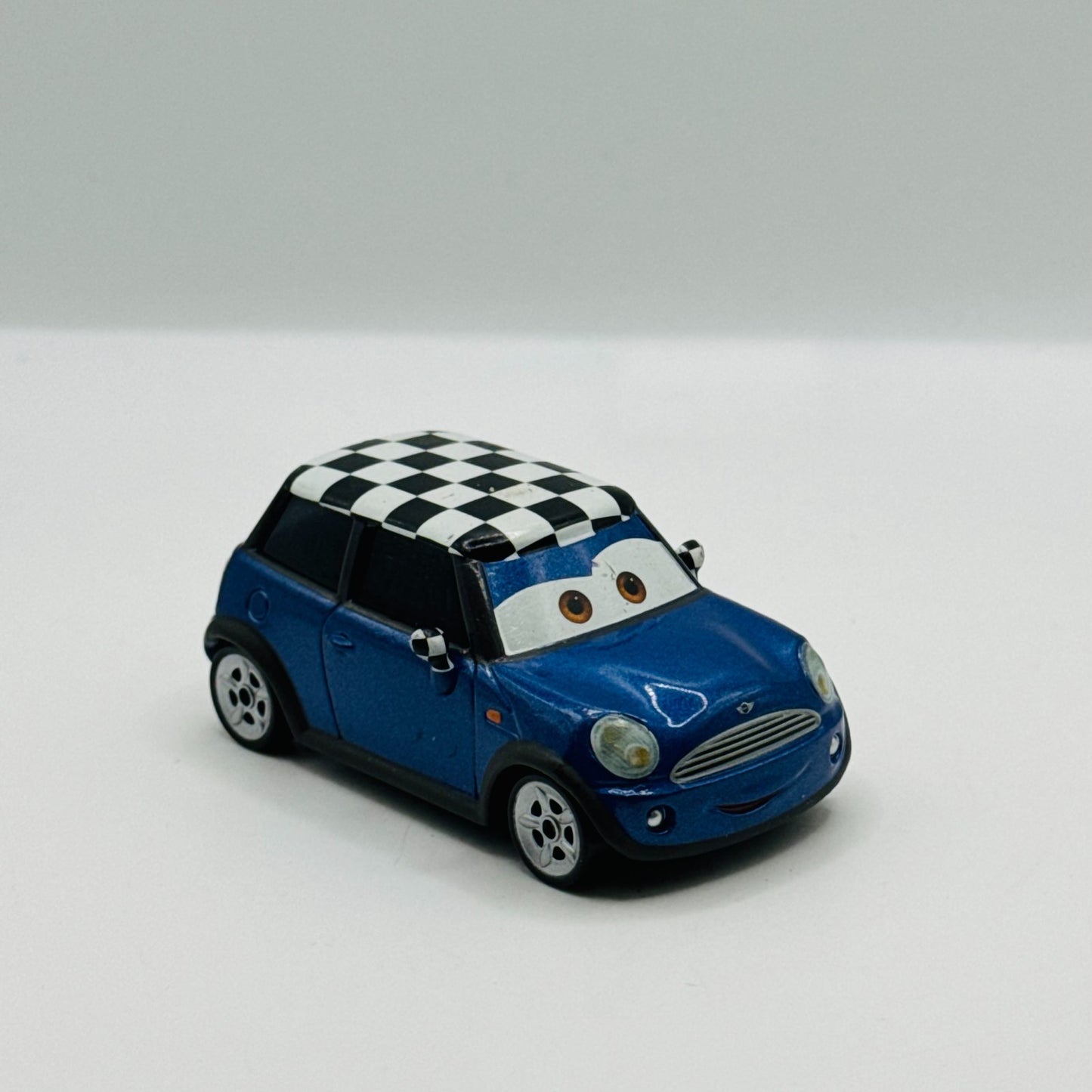 Disney Pixar Cars - BECKY WHEELIN *CHASE* Cars 2 2011 - 1:55 Diecast