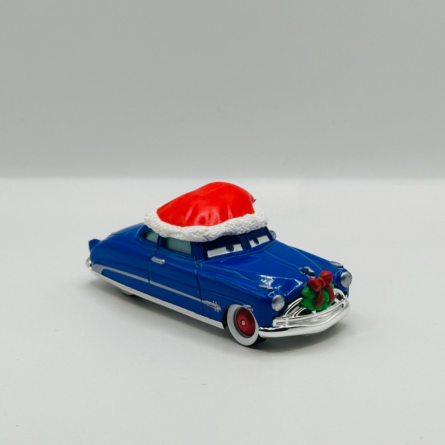 Disney Pixar Cars - WINTERTIME DECKED OUT DOC HUDSON Christmas - 1:55 Diecast