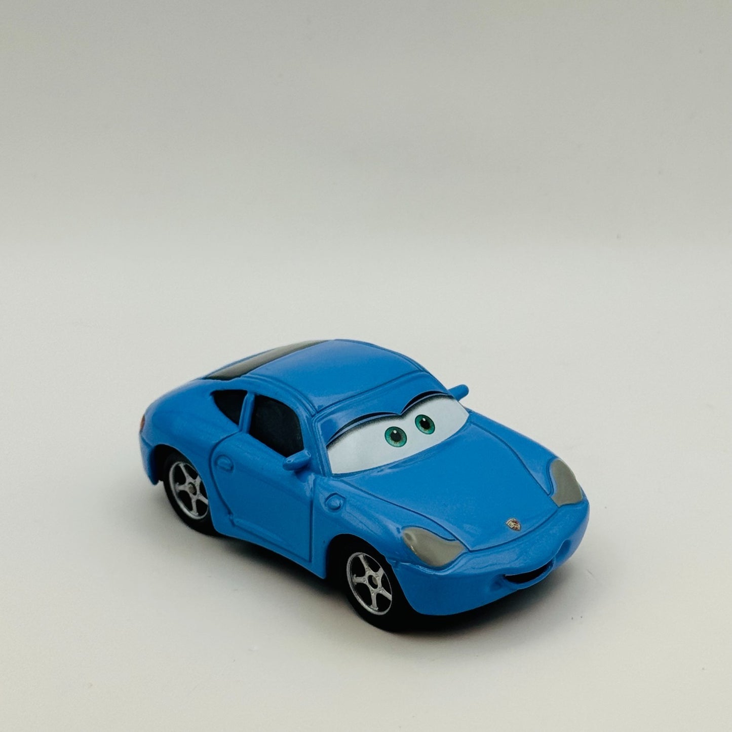 Disney Pixar Cars - SALLY [Porsche 911] 2022 - 1:55 Diecast *NEW OUT OF BOX*