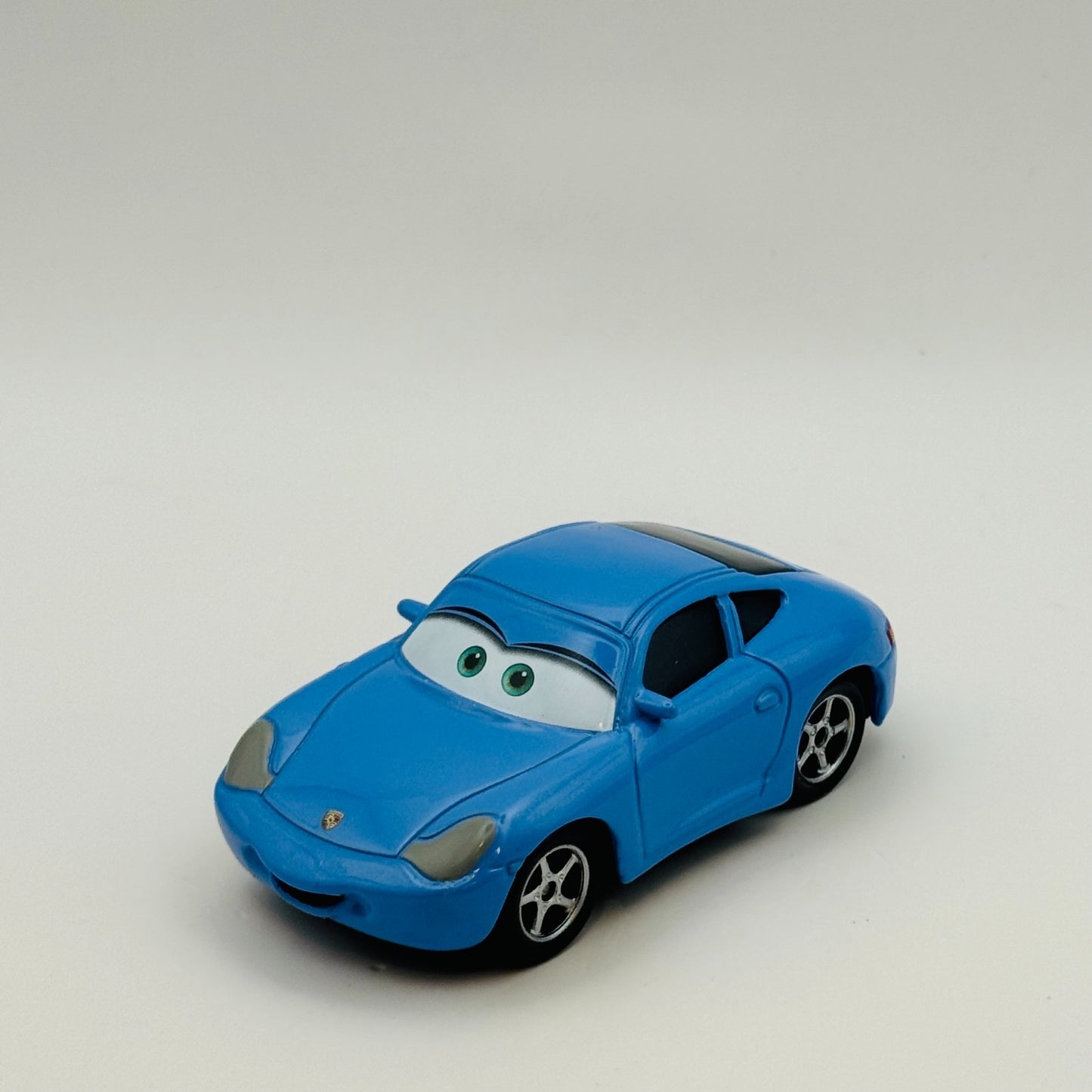 Disney Pixar Cars - SALLY [Porsche 911] 2022 - 1:55 Diecast *NEW OUT OF BOX*