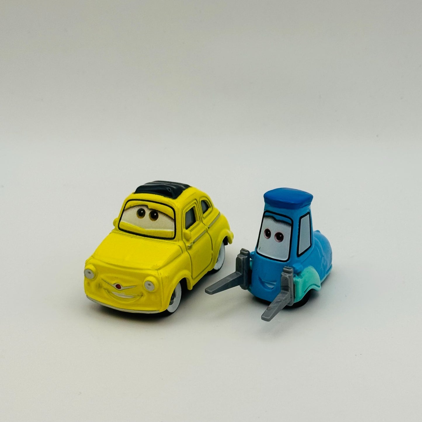 Disney Pixar Cars - LUIGI & GUIDO 2022 - 1:55 Diecast *NEW OUT OF BOX*