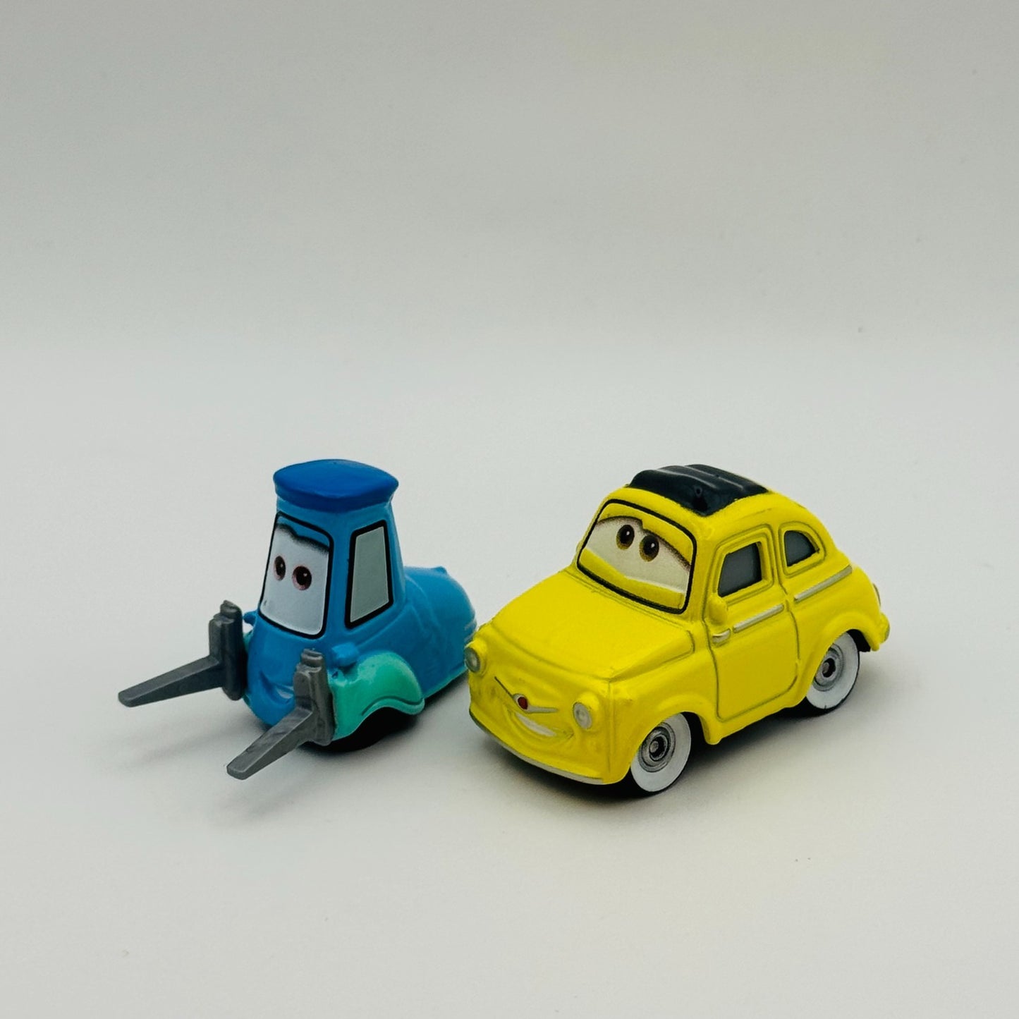 Disney Pixar Cars - LUIGI & GUIDO 2022 - 1:55 Diecast *NEW OUT OF BOX*