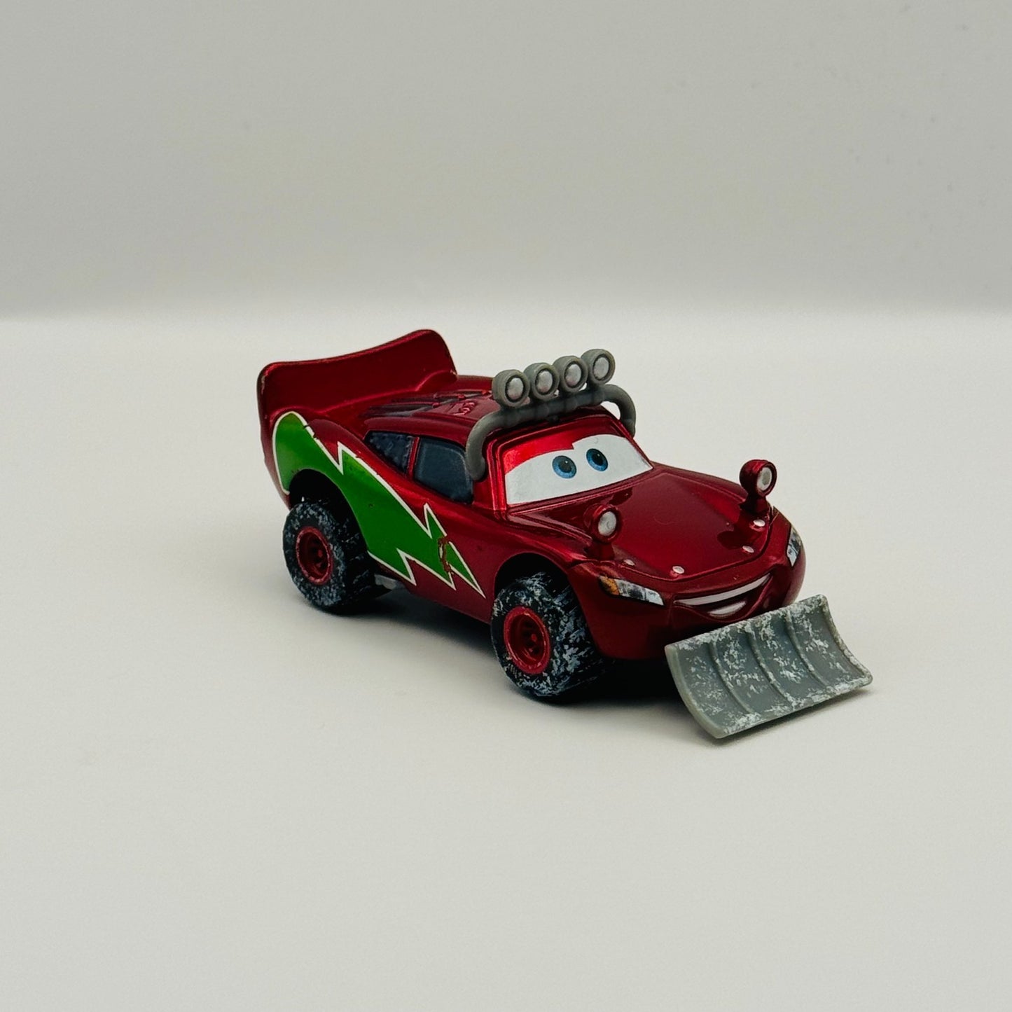 Disney Pixar Cars - WINTERTIME SNOWPLOW LIGHTNING MCQUEEN Christmas 1:55 Diecast