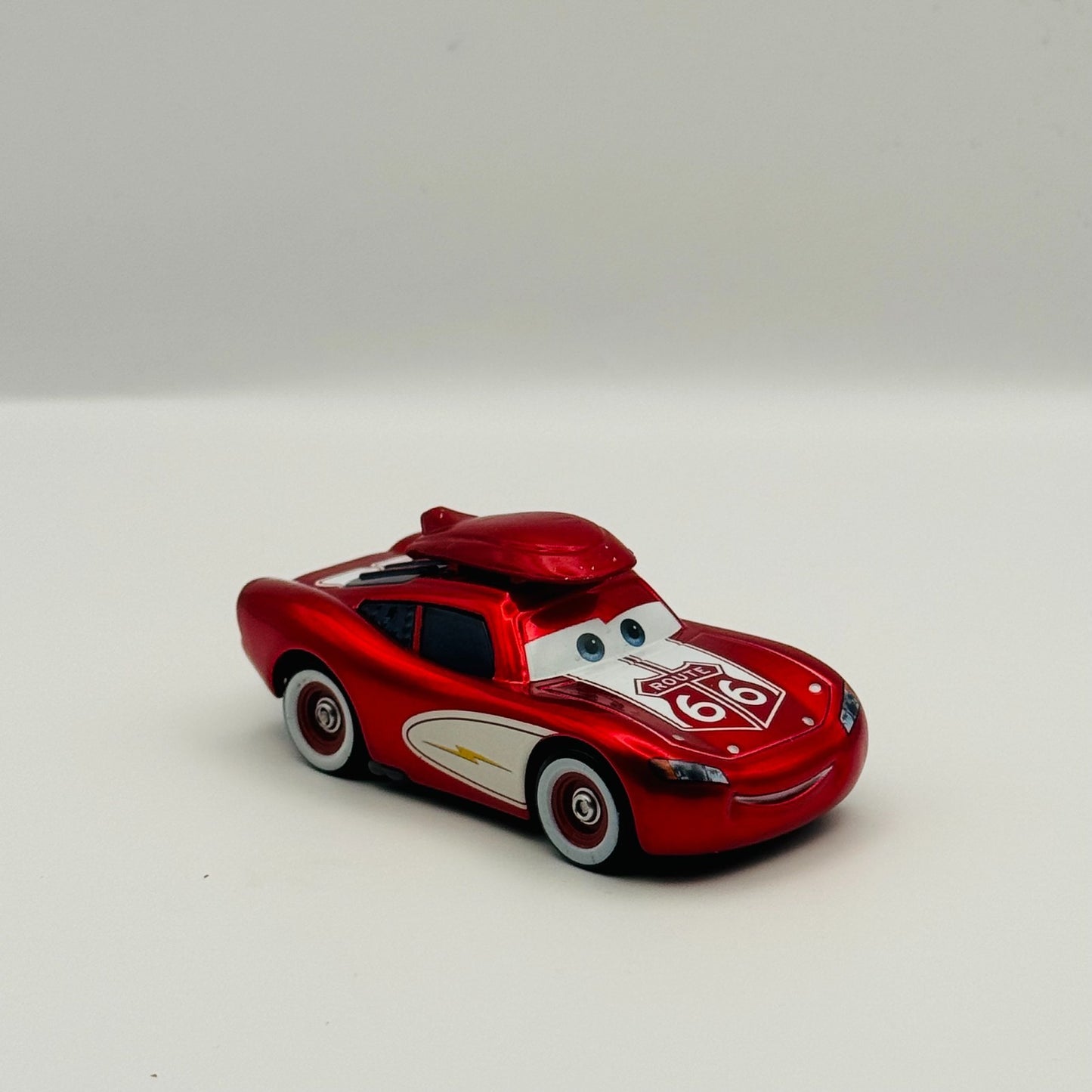 Disney Pixar Cars - ROAD TRIP CRUISIN' LIGHTNING MCQUEEN RD TR1P - 1:55 Diecast