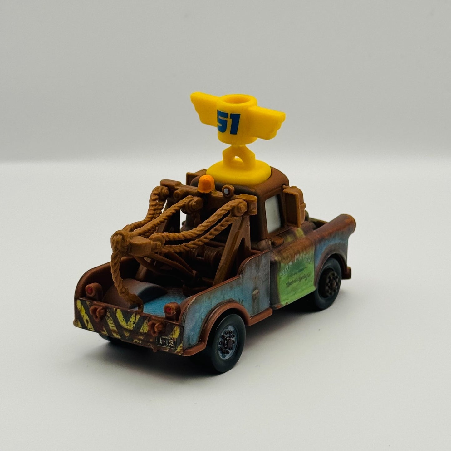Disney Pixar Cars - FAN FAVORITES TEAM 95 MATER WITH PISTON CUP HAT 1:55 Diecast